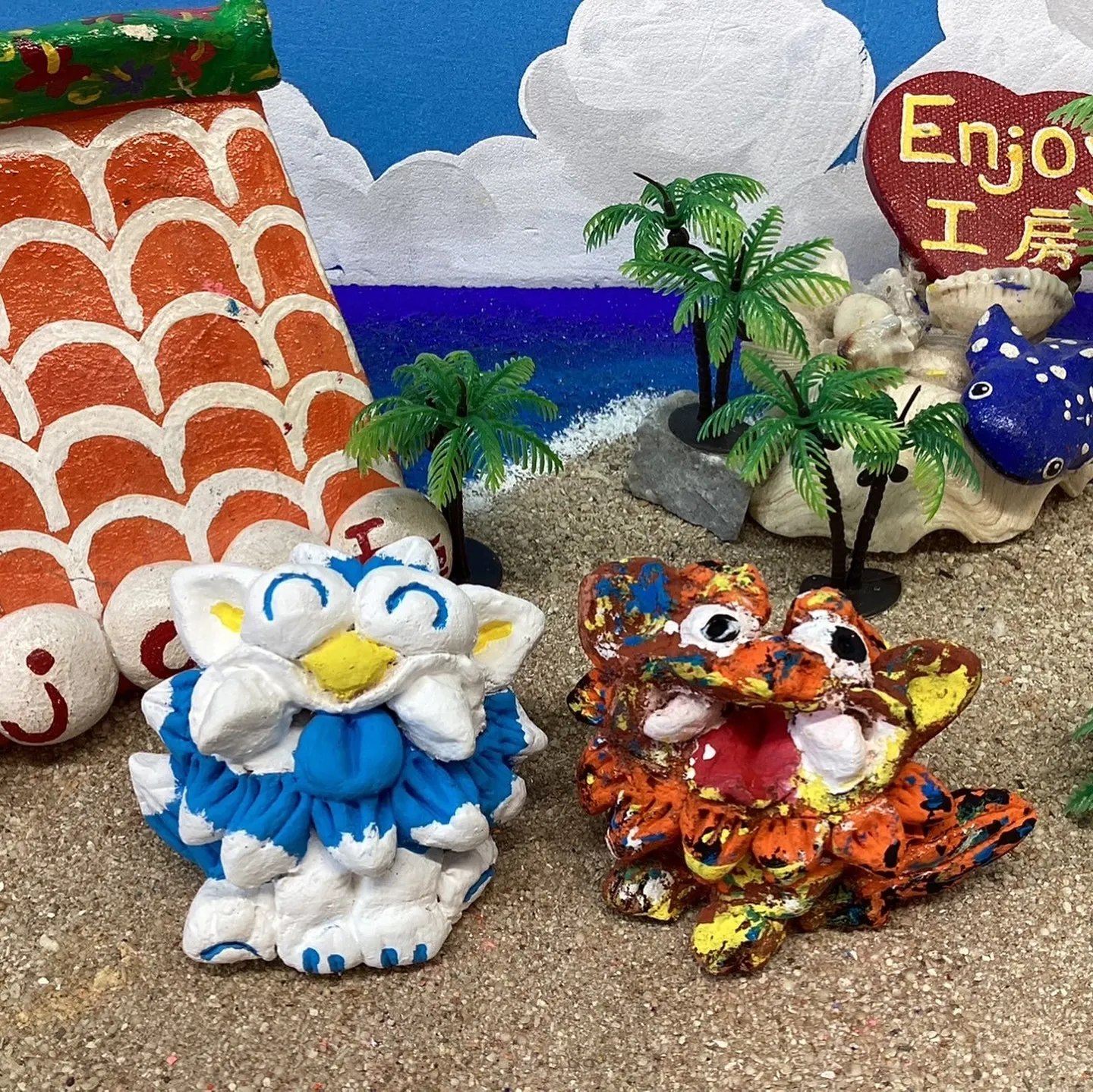 陶器シーサー小サイズには、小物を置けたりできるトレイタイプが...